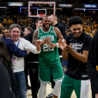 27 de mayo de 2024; Indianapolis, Indiana, EE.UU.; Los Boston Celtics celebran su victoria contra los Indiana Pacers en el cuarto partido de la final de la conferencia este de los playoffs de la NBA 2024 en Gainbridge Fieldhouse.