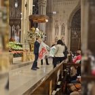 Captura de pantalla de la irrupción de un grupo de manifestantes en una misa de vigilia en la Catedral de San Patricio