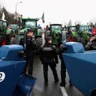 Gendarmes franceses y sus blindados controlan un grupo ed agricultores con tractores