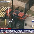 Conductor arrestado después de que un automóvil embistiera la puerta de la oficina del FBI en Atlanta
