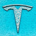 Logo de Tesla, la empresa de Elon Musk que podría cambiar su base legal a Texas.
