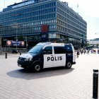 Un furgón policial patrulla una calle cerca de la estación de tren en Helsinki, Finlandia, el 14 de julio de 2018,