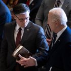 El presidente de la Cámara de Representantes, Mike Johnson, junto con Joe Biden.