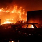 Vehículos y viviendas arden durante un incendio en Viña del Mar, Chile, el 2 de febrero de 2024.