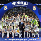 Nacho Fernández, del Real Madrid, levanta el trofeo mientras celebra ganar la final de la Liga de Campeones de la UEFA en el estadio de Wembley en Londres. Fecha de la foto: Sábado 1 de junio de 2024.