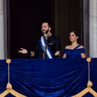 Nayib Bukele , reelegido presidente de El Salvador, se dirige a la multitud desde el balcón del Palacio Nacional después de prestar juramento para su segundo mandato como presidente