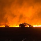 Captura de pantalla de un video del canal KRON 4 que muestra el incendio del Corral en California el 2 de junio de 2024.