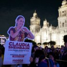 Simpatizantes de la candidata a la presidencia de México por el partido Morena, Claudia Sheinbaum, la esperan en la Plaza del Zócalo el día de las elecciones en Ciudad de México, el 2 de junio de 2024.