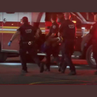 Captura de pantalla de un vídeo ofrecido por Fox que muestra la detención del migrante venezolano que disparó contra dos agentes de la Policía de Nueva York el domingo, 2 de junio de 2024.