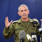 El portavoz del ejército israelí, el contralmirante Daniel Hagari, habla con la prensa desde The Kirya