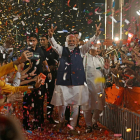 El primer ministro indio, Narendra Modi (C), muestra el signo de la victoria a su llegada a la sede del Partido Bharatiya Janata (BJP) para celebrar la victoria del partido en las elecciones generales del país, en Nueva Delhi, el 4 de junio de 2024. Modi reivindicó la victoria electoral de su partido y sus aliados el 4 de junio, pero la oposición dijo haber "castigado" al partido gobernante para confundir las predicciones y reducir su mayoría parlamentaria.