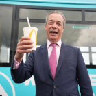 El líder de Reform UK, Nigel Farage, con un batido de plátano de McDonalds en Jaywick, Essex.