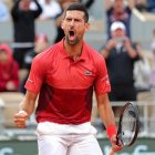 El campeón defensor Novak Djokovic (Serbia) celebra la victoria en el cuarto set contra F el 3 de junio de 2024 durante un torneo del Roland Garros. Un día después, el tenista se retiró debido a una lesión de rodilla.