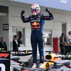 El piloto holandés de Red Bull Racing Max Verstappen celebra su victoria al final de la carrera del Gran Premio de Japón de Fórmula Uno en el circuito de Suzuka en Suzuka, prefectura de Mie, el 7 de abril de 2024.