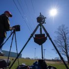 John Bills prueba su equipo fotográfico en vísperas de un eclipse solar total en Norteamérica, en Cape Vincent, Nueva York, el 7 de abril de 2024.