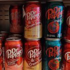 Imagen de varios de los refrescos de Dr Pepper en un supermercado en Bélgica.