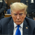 El expresidente Donald Trump se sienta ante el tribunal durante las deliberaciones del jurado durante su juicio penal en el tribunal penal de Manhattan en la Corte Suprema del Estado de Nueva York el 29 de mayo de 2024.