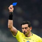 arbitro mostrando una tarjeta azul