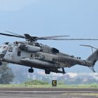 Un CH-53E Super Stallion aterriza en la zona de puerto libre de Subic Bay el 23 de abril de 2023, como parte del ejercicio militar