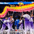Dallas, Texas, Estados Unidos; Los Dallas Mavericks celebran el Año Nuevo Lunar con artistas durante el partido contra los Oklahoma City Thunder en el American Airlines Center. Crédito obligatorio: Kevin Jairaj-USA TODAY Sports/Sipa USA