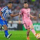 El delantero argentino del Inter Miami Lionel Messi y el centrocampista del Monterrey Luis Romo luchan por el balón durante el partido de fútbol de vuelta de cuartos de final de la Copa de Campeones de la Concacaf entre el Monterrey mexicano y el Inter Miami estadounidense en el Estadio BBVA de Monterrey, México, el 10 de abril de 2024.