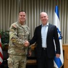 El comandante de la CENTCOM, Michael Kurilla, (derecha) con el ministro de Defensa, Yoav Gallant, (izquierda).