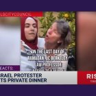 Captura de pantalla de un vídeo publicado en The Hill mostrando el momento en el que una estudiante propalestina protestó por la situación en Gaza durante una cena que ofrecía un decano judío.