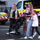 Familias salen del centro comercial Westfield Bondi Junction tras un incidente con arma blanca en Sídney el 13 de abril de 2024.
