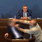 Este fotograma tomado de una grabación de vídeo facilitada por el Parlamento de Georgia el 15 de abril de 2024 muestra a diputados peleándose durante una sesión plenaria en Tiflis. Una pelea entre diputados estalló en el Parlamento, que debate la reintroducción del polémico proyecto de ley sobre "agentes extranjeros", causa de manifestaciones a gran escala el año pasado y considerado liberticida por sus detractores.