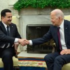 El presidente estadounidense Joe Biden le da la mano al primer ministro de Irak, Mohammed Shia al-Sudani, en la Oficina Oval de la Casa Blanca en Washington, DC