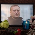 Un retrato de Alexei Navalny, velas y flores se dejan en un memorial en París el 16 de febrero de 2024, tras el anuncio de que el crítico más prominente del Kremlin había muerto en una prisión del Ártico.