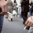 Dos hombres fumando un cigarrillo en una calle parisina