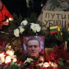 Un monumento improvisado al fallecido líder de la oposición rusa Alexei Navalni-