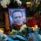 Flores y una fotografía del fallecido líder de la oposición rusa Alexei Navalny se encuentran en un monumento improvisado