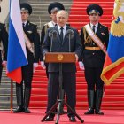 El presidente de Rusia, Vladimir Putin, con miembros de la Guardia Nacional rusa.