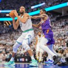 23 de abril de 2024; Minneapolis, Minnesota, EE.UU.; El alero de los Phoenix Suns Kevin Durant (35) defiende contra el pívot de los Minnesota Timberwolves Rudy Gobert (27) en el cuarto cuarto durante el segundo partido de la primera ronda de los playoffs de la NBA 2024 en el Target Center.