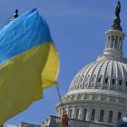Activistas ondean banderas ucranianas frente al Capitolio estadounidense en Washington, DC, el 23 de abril de 2024.