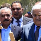 El presidente de la Autoridad Palestina Mahmud Abbas (derecha) y el primer ministro Mohammad Shtayyeh (izquierda).