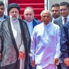 Primer Ministro de Sri Lanka muestra al presidente de Irán, Ebrahim Raisi (3L), caminando junto al primer ministro de Sri Lanka, Dinesh Gunawardena,