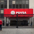 Vista de la entrada de la sede de Petróleos de Venezuela (PDVSA) en Caracas