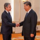 Xi y Blinken se saludan en Pekín.