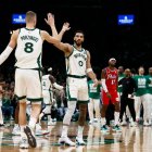 Los Boston Celtics derrotan a los Philadelphia 76ers y continúan liderando la Conferencia Este.