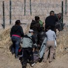 Migrantes cruzan la frontera | Herika Martinez / AFP