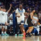 28 de abril de 2024; Phoenix, Arizona, EE.UU.; El pívot de los Minnesota Timberwolves Naz Reid (11) reacciona después de encestar una canasta de tres puntos contra los Phoenix Suns durante la segunda mitad del cuarto partido de la primera ronda de los playoffs de la NBA 2024 en el Footprint Center.