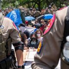 Manifestantes pro palestinos se enfrentan a policías estatales de Texas en la Universidad de Texas