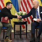 El presidente estadounidense Joe Biden (d) estrecha la mano del presidente ucraniano Volodimir Zelenski (i) durante una reunión bilateral en el Hotel Intercontinental de París, el 7 de junio de 2024. El presidente de EEUU, Joe Biden, prometió su apoyo a Ucrania y anunció 225 millones de dólares más en ayuda a Kiev al reunirse en París con el líder ucraniano, Volodimir Zelenski.