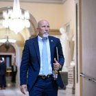 El representante estadounidense Chip Roy (R-TX) camina por el Capitolio de los Estados Unidos en Washington, DC