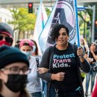 Manifestantes pidiendo apoyo para los niños trans y los tratamientos de afirmación de género se concentran frente al Hospital Infantil de Boston en Boston, Massachusetts, el 18 de septiembre de 2022. Los manifestantes se presentaron como una contra-protesta a un grupo que estaba en contra de los programas del hospital que se ocupan de las cirugías de afirmación de género y tratamientos hormonales.