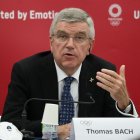 Thomas Bach, Presidente del Comité Olímpico Internacional (COI), habla durante la conferencia de prensa conjunta entre el COI y el Comité Organizador de Tokio de los Juegos Olímpicos y Paralímpicos (Tokio 2020) en Tokio, Japón, 16 de noviembre de 2020.