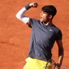 Alcaraz celebra en la final del Roland Garros contra Zverev.